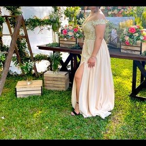 one posture only. Color beige, size US 6. it can fit 5’2-5’7. Bust 32-36.